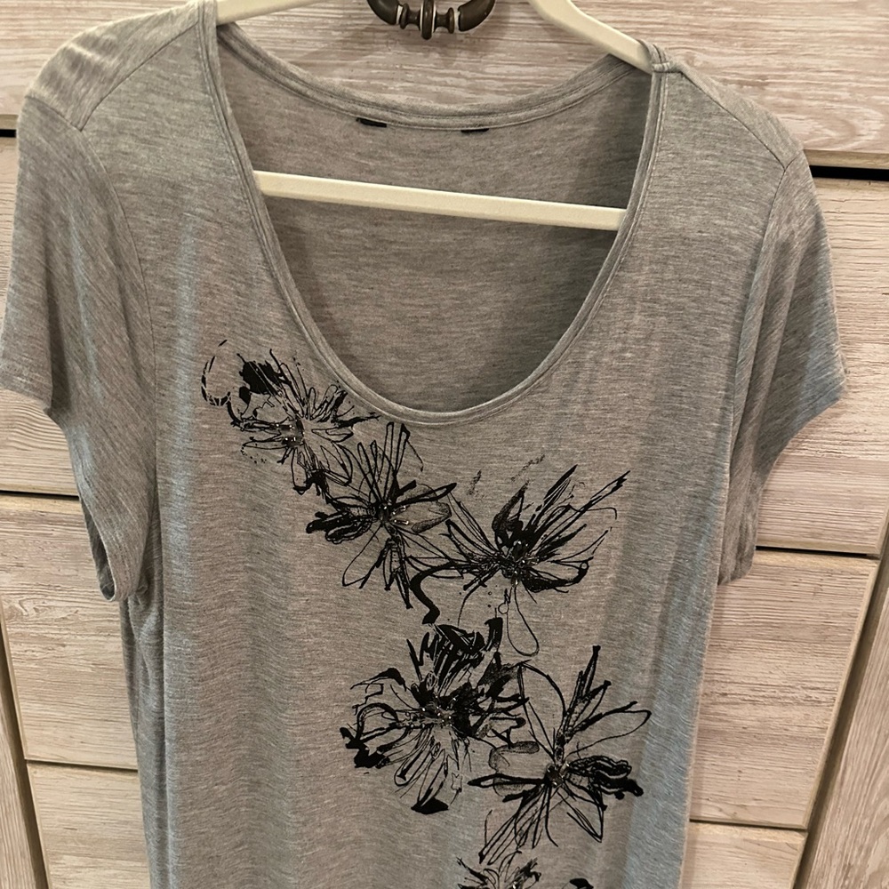 Black and Gray Abstract Flower Graphic Tee